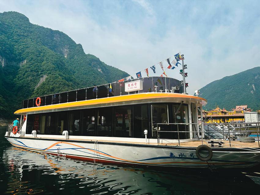 清江流域首艘新能源游船“夷水號(hào)”榮耀首航，開啟綠色旅游服務(wù)新篇章